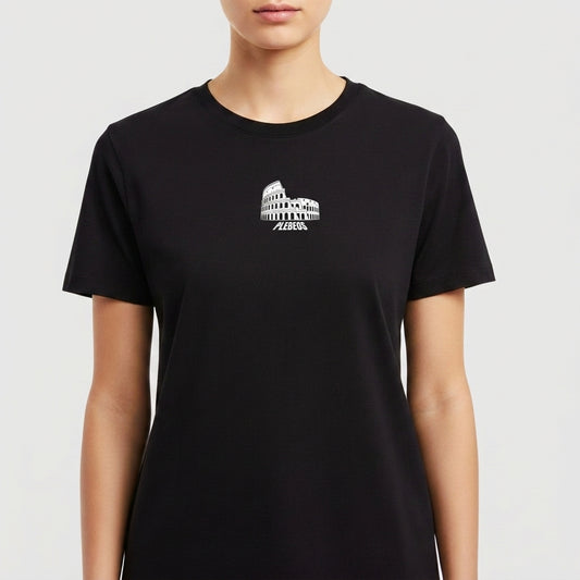 Camiseta com estampa frontal de um coliseu estilizado e estampa traseira de leão em perfil com a frase “Geração de Lêlem" sobre a imagem.