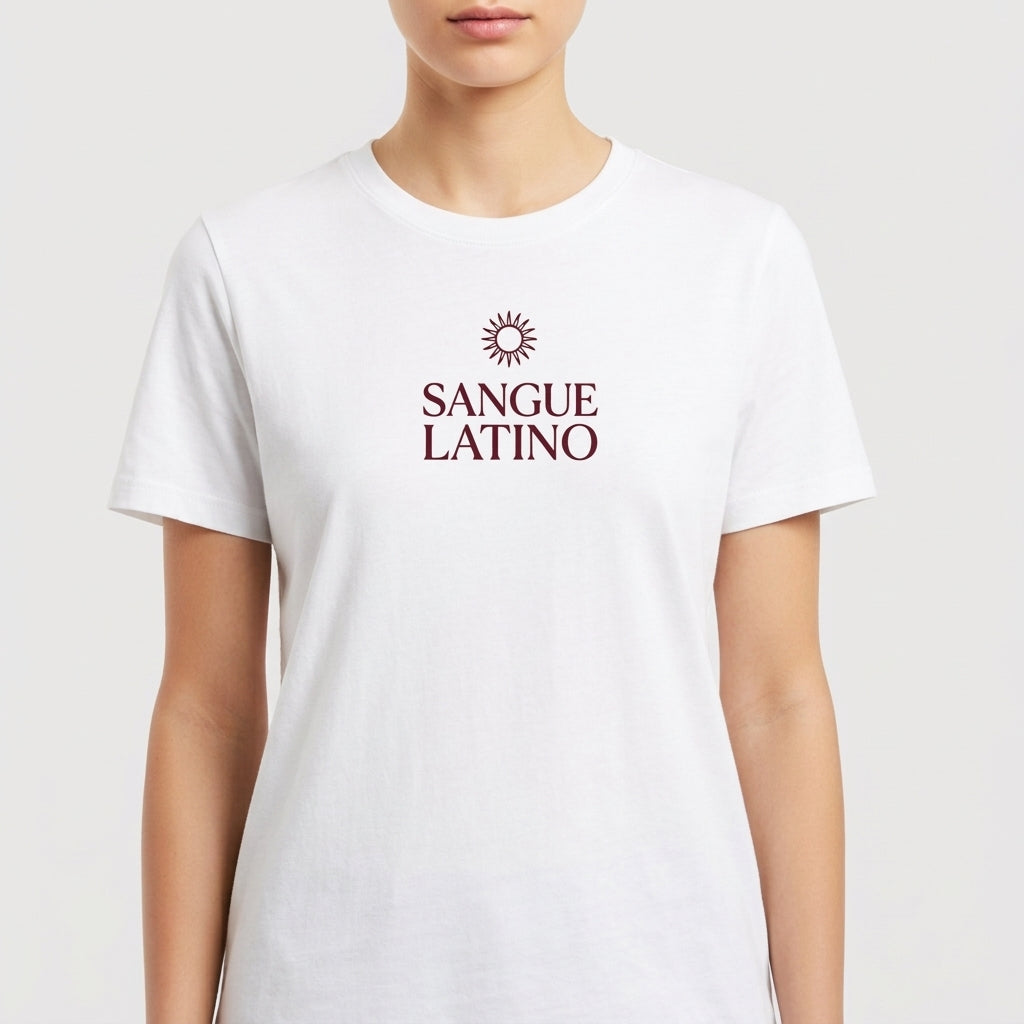 Camiseta com estampa frontal de um sol estilizado acima das palavras "Sangue Latino" impressas em uma fonte elegante.