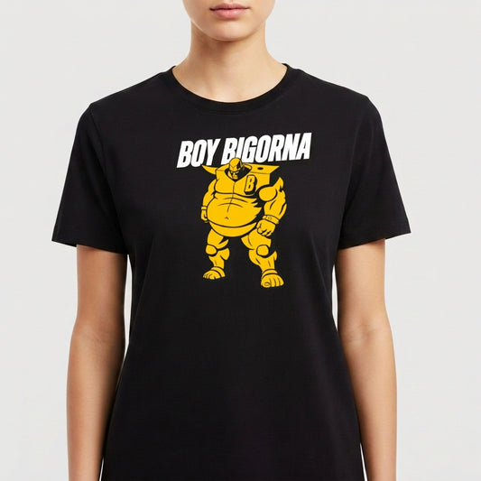 Camiseta com estampa frontal de personagem musculoso estilo cartoon, usando máscara e cinto com inicial "B", acompanhado do texto "BOY BIGORNA".
