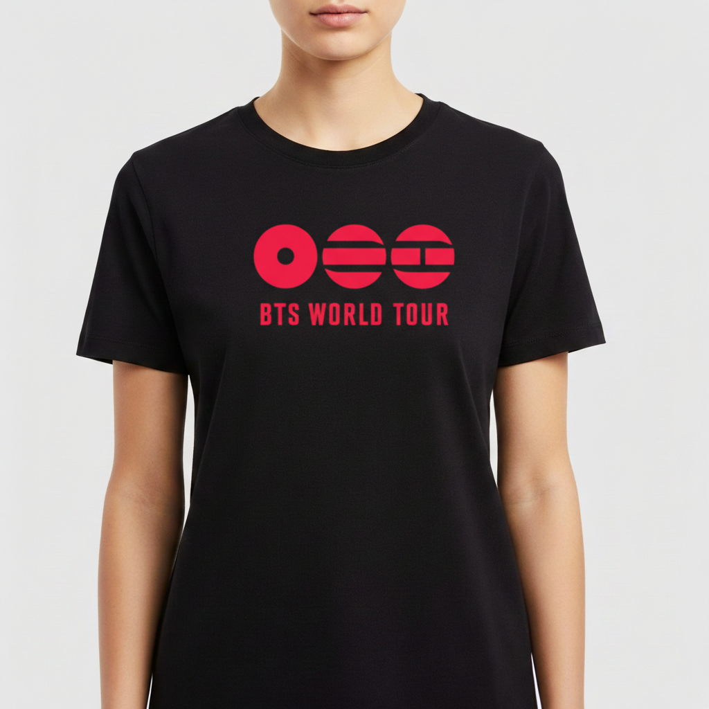 Camiseta com estampa frontal de três círculos, cada um com um design único e a frase "BTS WORLD TOUR" escrita em fonte destacada abaixo.
