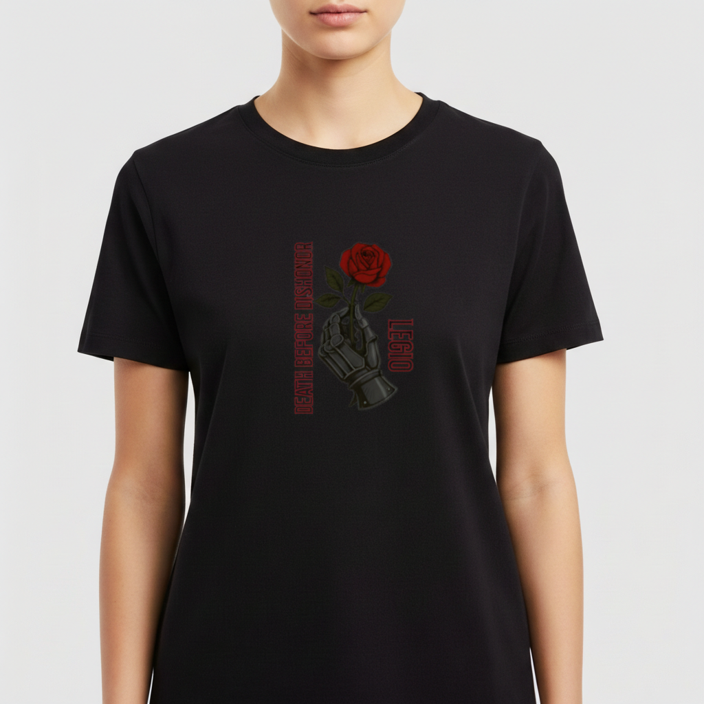 Camiseta com estampa frontal de uma mão metálica segurando uma rosa e estampa traseira de um guerreiro em armadura sobre campo de batalha, cercado por texto.