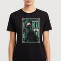 Camiseta com estampa frontal de personagem de mangá em posição dinâmica com texto decorativo ao fundo, em estilo de quadrinhos heroicos.