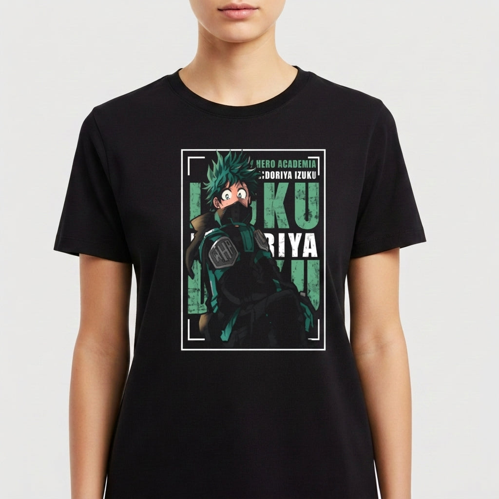 Camiseta com estampa frontal de personagem de mangá em posição dinâmica com texto decorativo ao fundo, em estilo de quadrinhos heroicos.