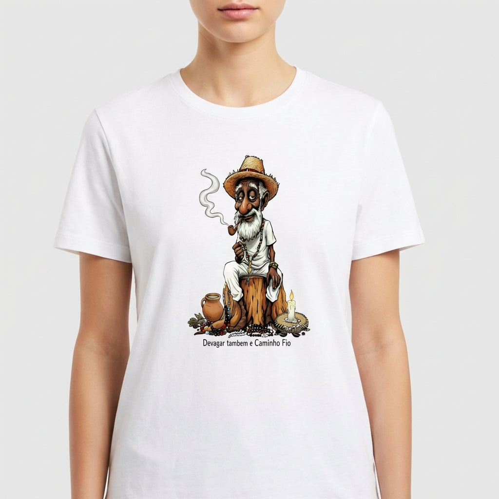 Camiseta com estampa frontal de personagem sentado em tronco, vestindo chapéu e roupas rústicas, segurando cachimbo, com jarro e fogo ao lado.