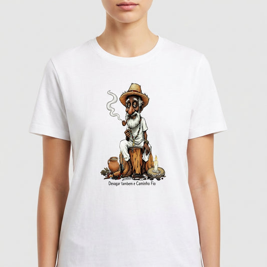 Camiseta com estampa frontal de personagem sentado em tronco, vestindo chapéu e roupas rústicas, segurando cachimbo, com jarro e fogo ao lado.