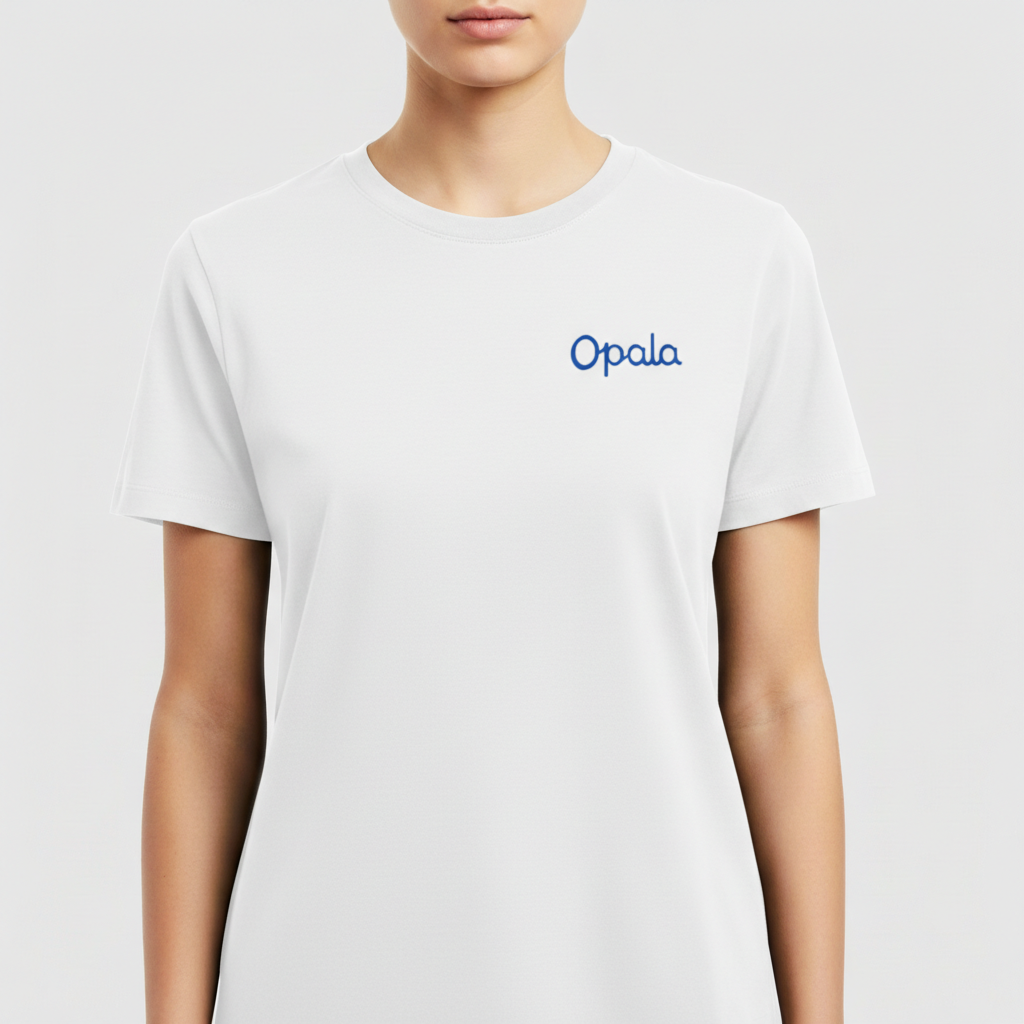 Camiseta com estampa frontal de "Opala" em fonte estilizada e estampa traseira de carro clássico com a palavra "Opala" em destaque acima.