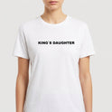 Camiseta com estampa frontal de texto estilizado que diz "KING'S DAUGHTER", apresentando uma tipografia em destaque centralizada.