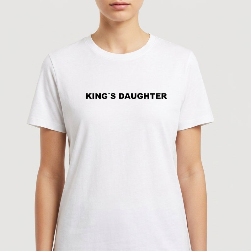 Camiseta com estampa frontal de texto estilizado que diz "KING'S DAUGHTER", apresentando uma tipografia em destaque centralizada.