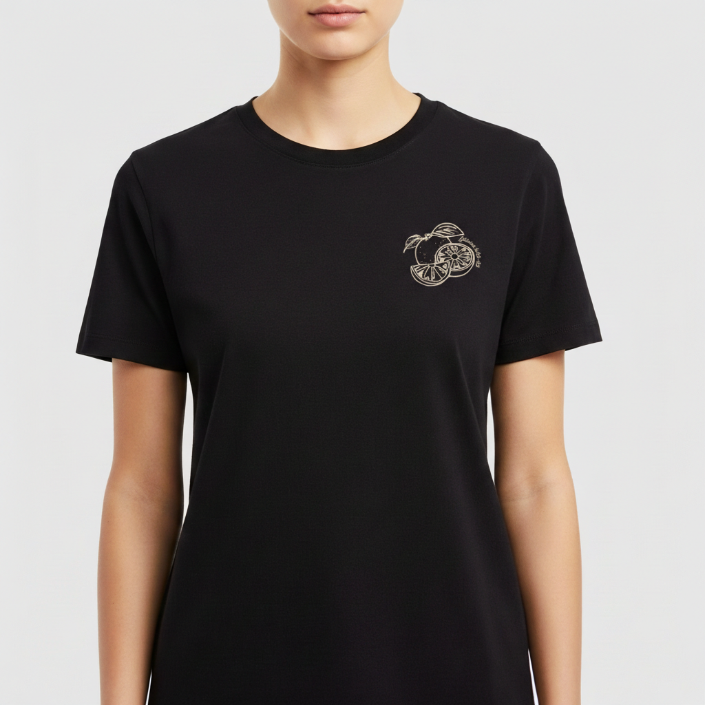 Camiseta com estampa frontal de limão desenhado em traços finos, e estampa traseira de citação "Fruto do Espírito" com limões e elementos escritos.