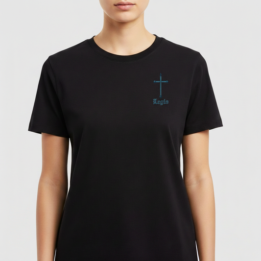 Camiseta com estampa frontal de uma pequena cruz acima da palavra "Legio" e estampa traseira de esqueleto orando com caveiras ao redor e inscrição circular.