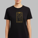 Camiseta com estampa frontal de carta de tarô, exibindo figura mística em perfil, cercada por estrelas e elementos astrológicos dentro de um arco.