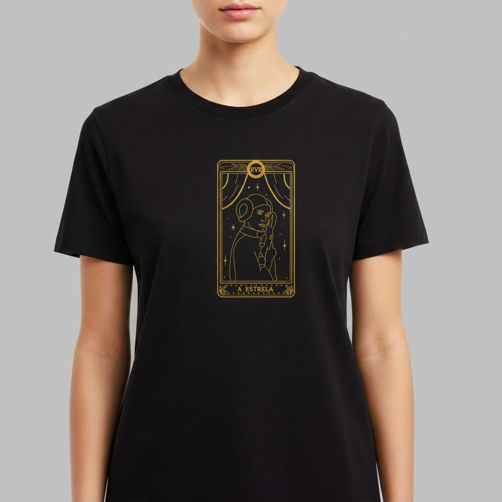 Camiseta com estampa frontal de carta de tarô, exibindo figura mística em perfil, cercada por estrelas e elementos astrológicos dentro de um arco.