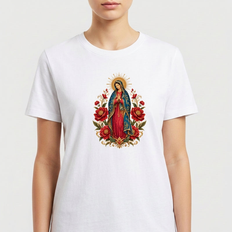 Camiseta com estampa frontal de imagem religiosa cercada por flores detalhadas e estampa traseira de logotipo estilizado com coroa e texto minimalista.