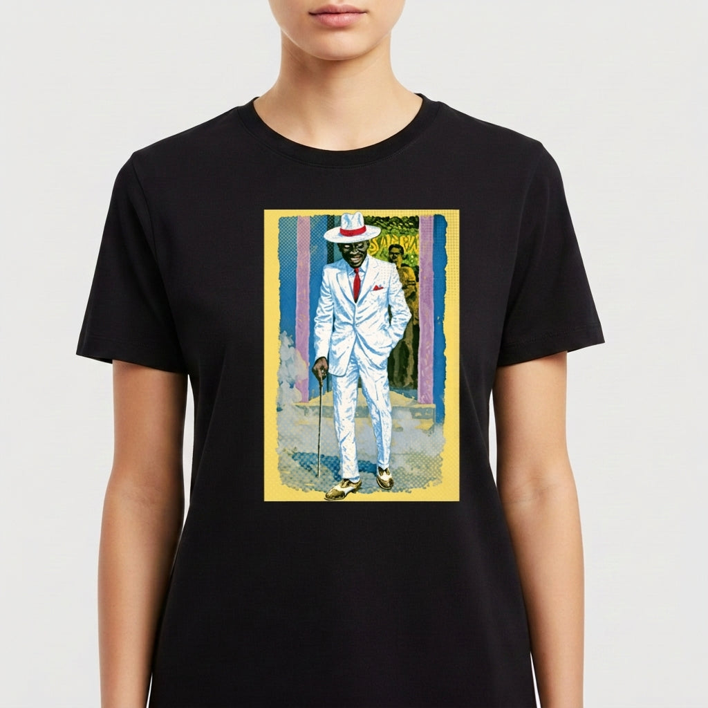 Camiseta com estampa frontal de homem de terno branco segurando bengala, chapéu elegante, ao fundo parede com graffiti e dois observadores.