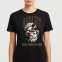 Camiseta com estampa frontal de máscara teatral rachada revelando um rosto de macaco com bandana vermelha, acompanhada pelas frases "Reality" e "Hides Behind The Mask".