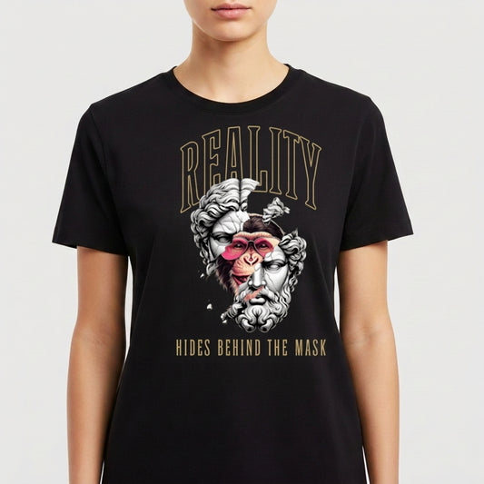 Camiseta com estampa frontal de máscara teatral rachada revelando um rosto de macaco com bandana vermelha, acompanhada pelas frases "Reality" e "Hides Behind The Mask".