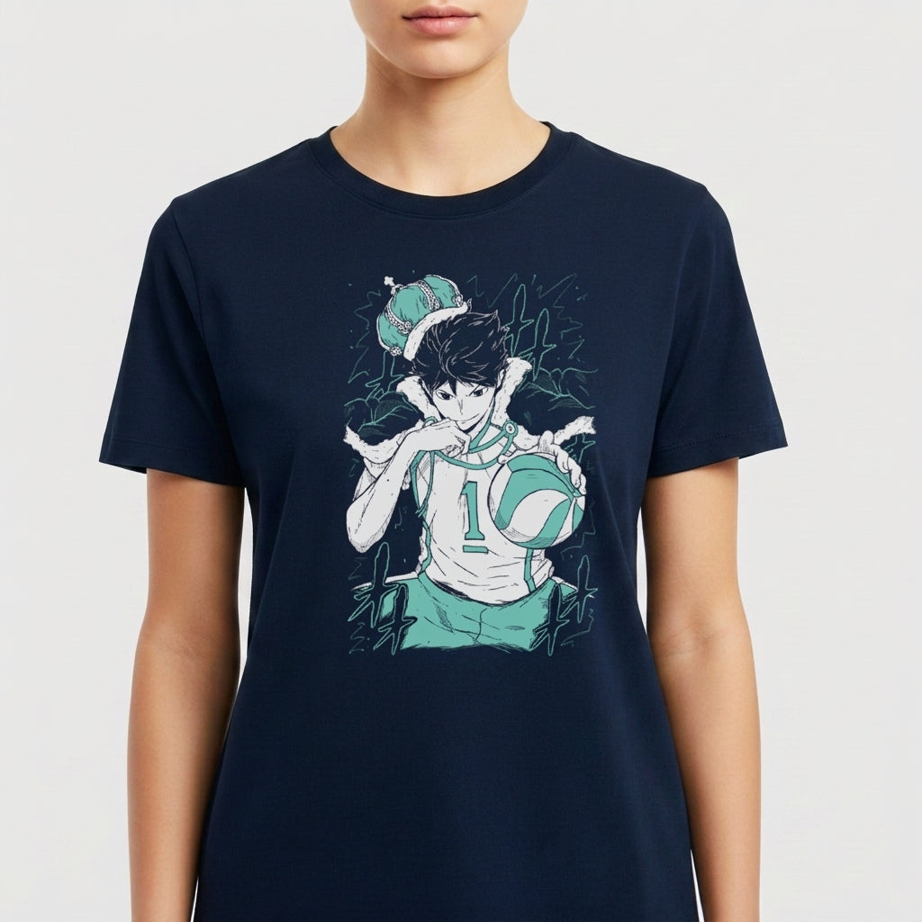Camiseta com estampa frontal de jogador de vôlei segurando bola, com expressão concentrada, usando uniforme esportivo e uma coroa estilizada na cabeça.
