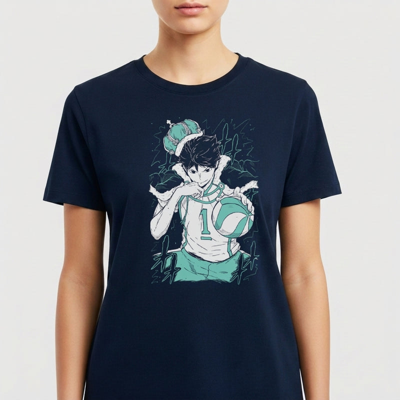 Camiseta com estampa frontal de jogador de vôlei segurando bola, com expressão concentrada, usando uniforme esportivo e uma coroa estilizada na cabeça.