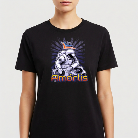 Camiseta com estampa frontal de astronauta como DJ em uma mesa de som, com nome escrito abaixo e elementos gráficos de raios atrás.