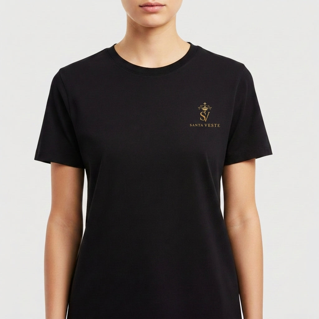 Camiseta com estampa frontal de logotipo pequeno com coroa e letras e estampa traseira de leão ao lado de cordeiro com frase "JESUS O CAMINHO VERDADE E VIDA".