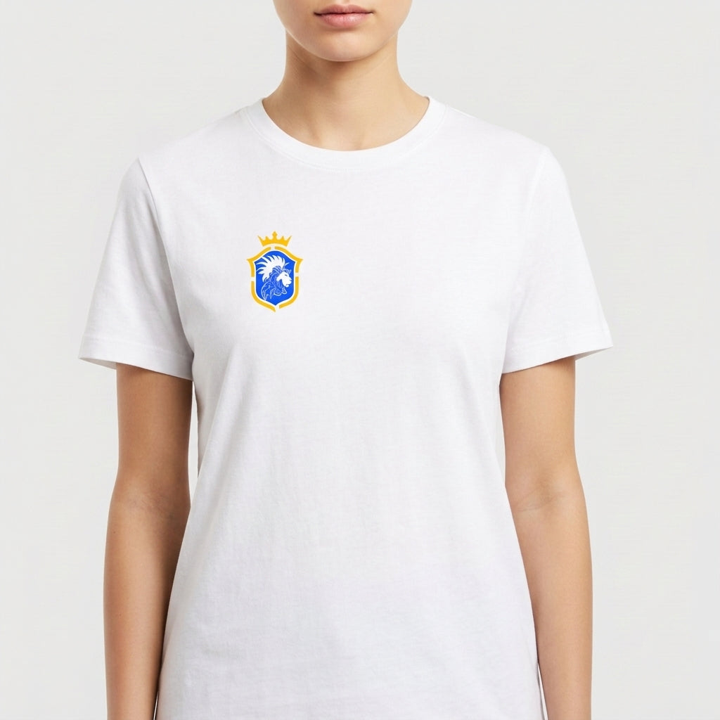 Camiseta com estampa frontal de brasão detalhado e estampa traseira de "Brasil de Axé" com números "777" estilizados sobre imagem difusa de elementos culturais.