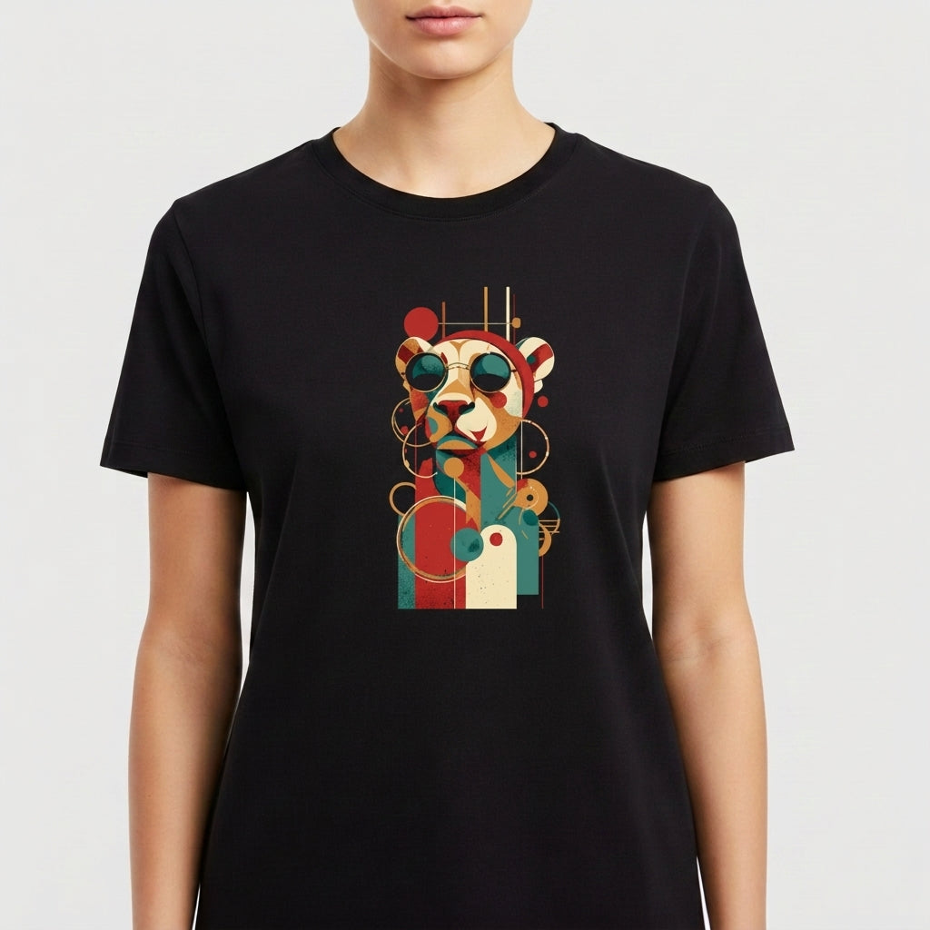 Camiseta com estampa frontal de um leão estilizado usando óculos, cercado por formas geométricas sobrepostas em um design moderno e artístico.
