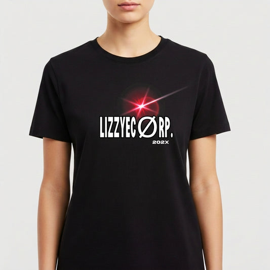 Camiseta com estampa frontal de texto estilizado "LIZZYECO RP." acompanhado do ano "202X" e um efeito visual de brilho em forma de estrela.