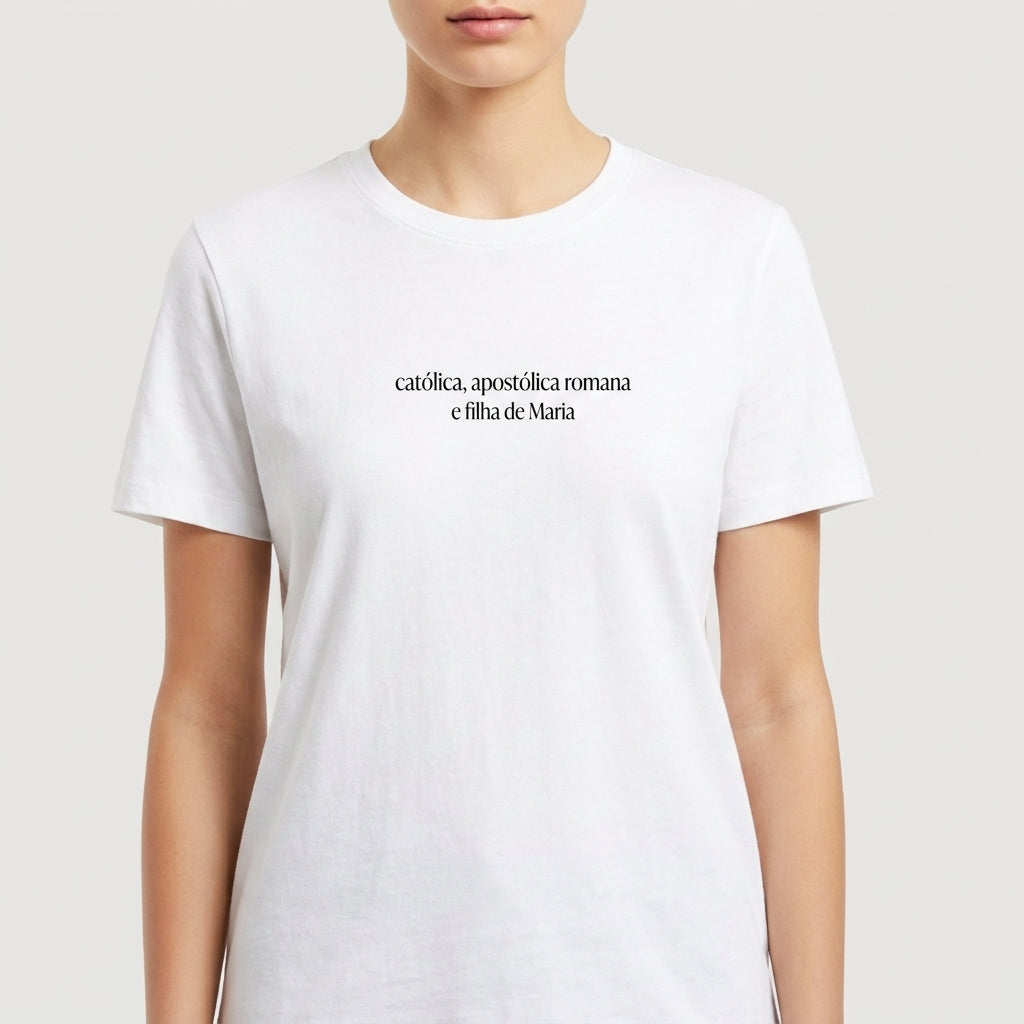 Camiseta com estampa frontal de "católica, apostólica romana e filha de Maria" e estampa traseira de logotipo com cruz e as palavras "Santa Veste".