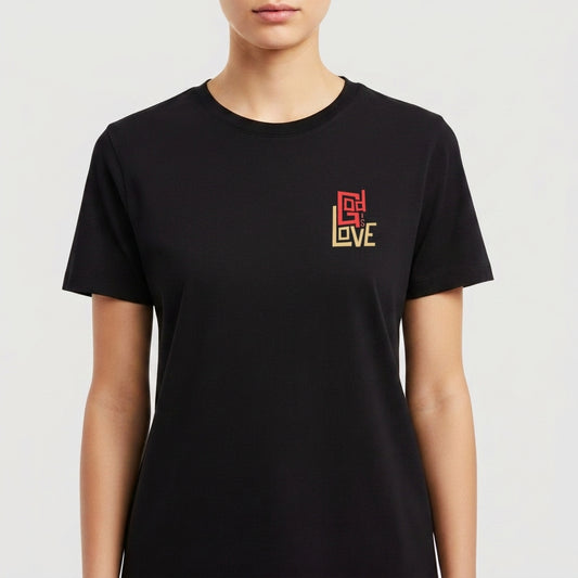 Camiseta com estampa frontal de texto estilizado "God is Love" em linha minimalista e estampa traseira ampliada, realçando o design geométrico do texto.