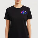 Camiseta com estampa frontal de lettering colorido e elementos circulares, e estampa traseira de personagem em ação jogando squash com raquete e bola.