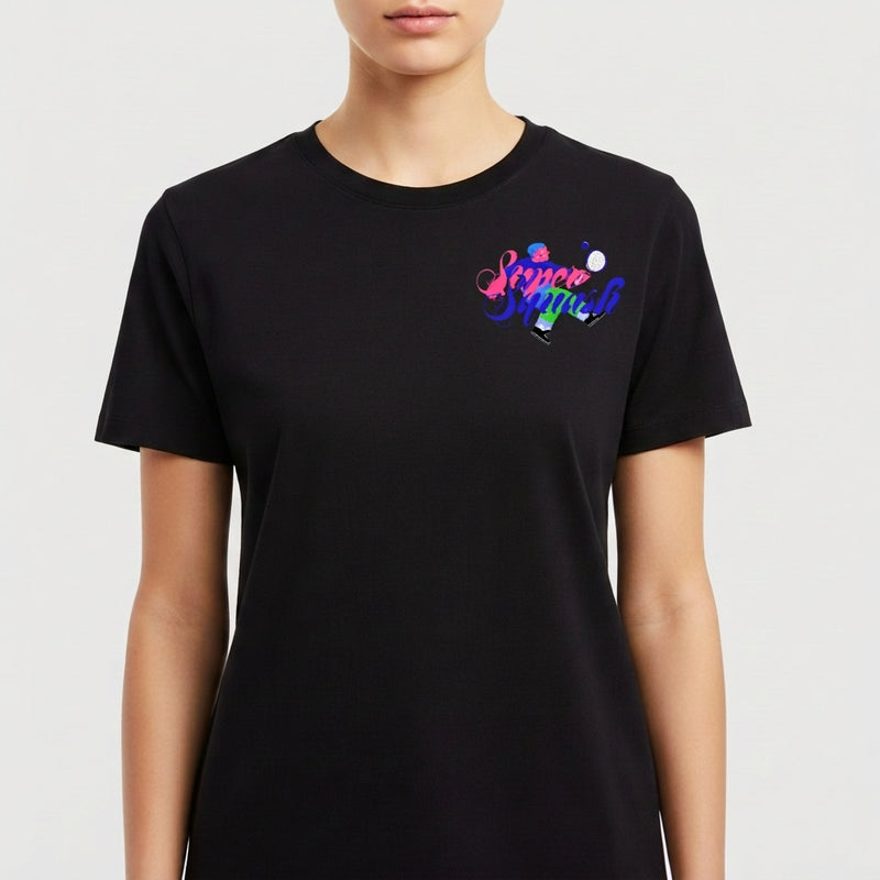 Camiseta com estampa frontal de lettering colorido e elementos circulares, e estampa traseira de personagem em ação jogando squash com raquete e bola.