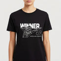 Camiseta com estampa frontal de figura esboçada em pose de dança, apresentado com capacete de corrida, acompanhada das palavras "WINNER" e "NICOLAS COSTA".