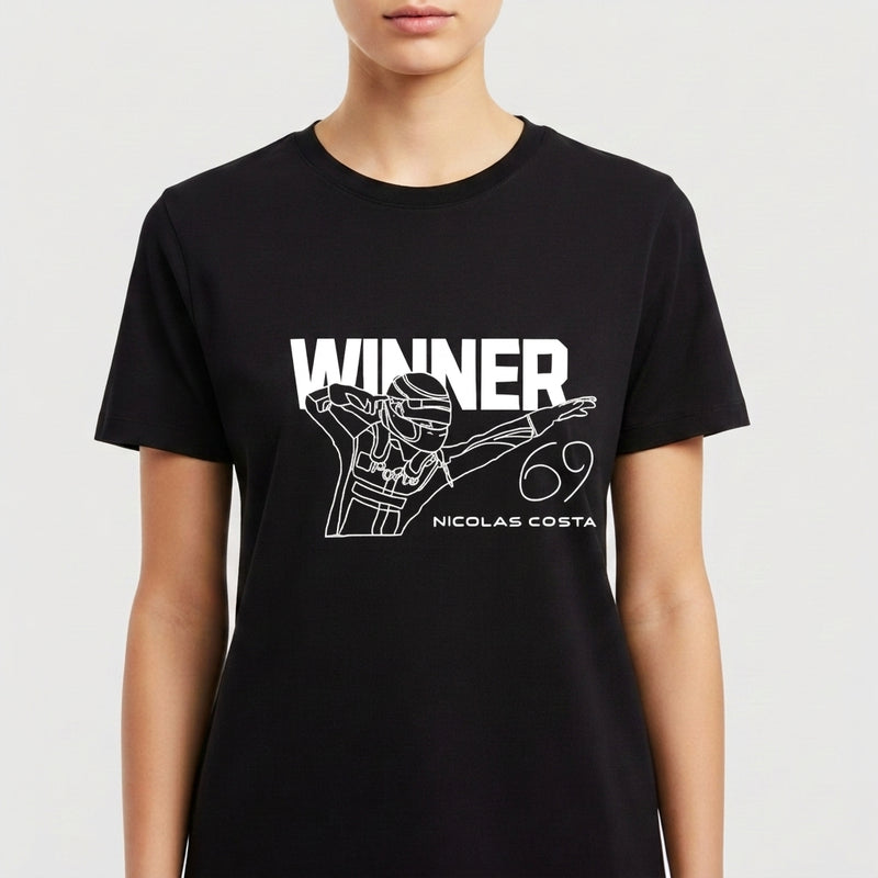 Camiseta com estampa frontal de figura esboçada em pose de dança, apresentado com capacete de corrida, acompanhada das palavras "WINNER" e "NICOLAS COSTA".