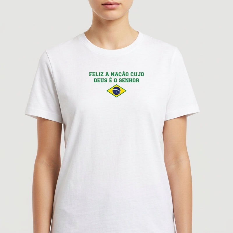 Camiseta com estampa frontal de frase inspiradora acompanhada de símbolo nacional e estampa traseira com texto "SALMOS" acima dos números "33" e "12".