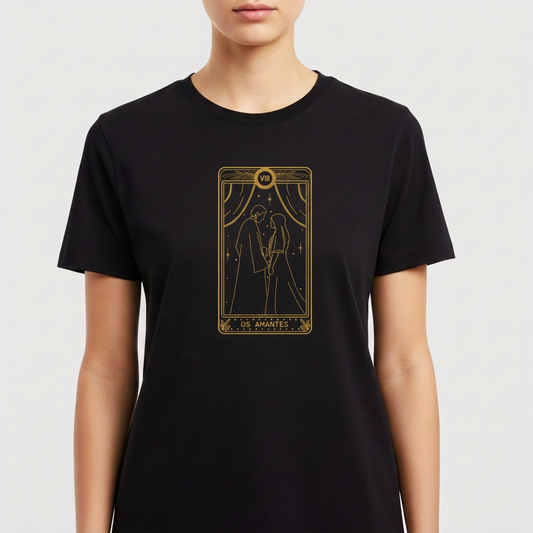 Camiseta com estampa frontal de carta de tarô estilizada, mostrando duas figuras sob um arco estrelado, com ornamentos detalhados ao redor.