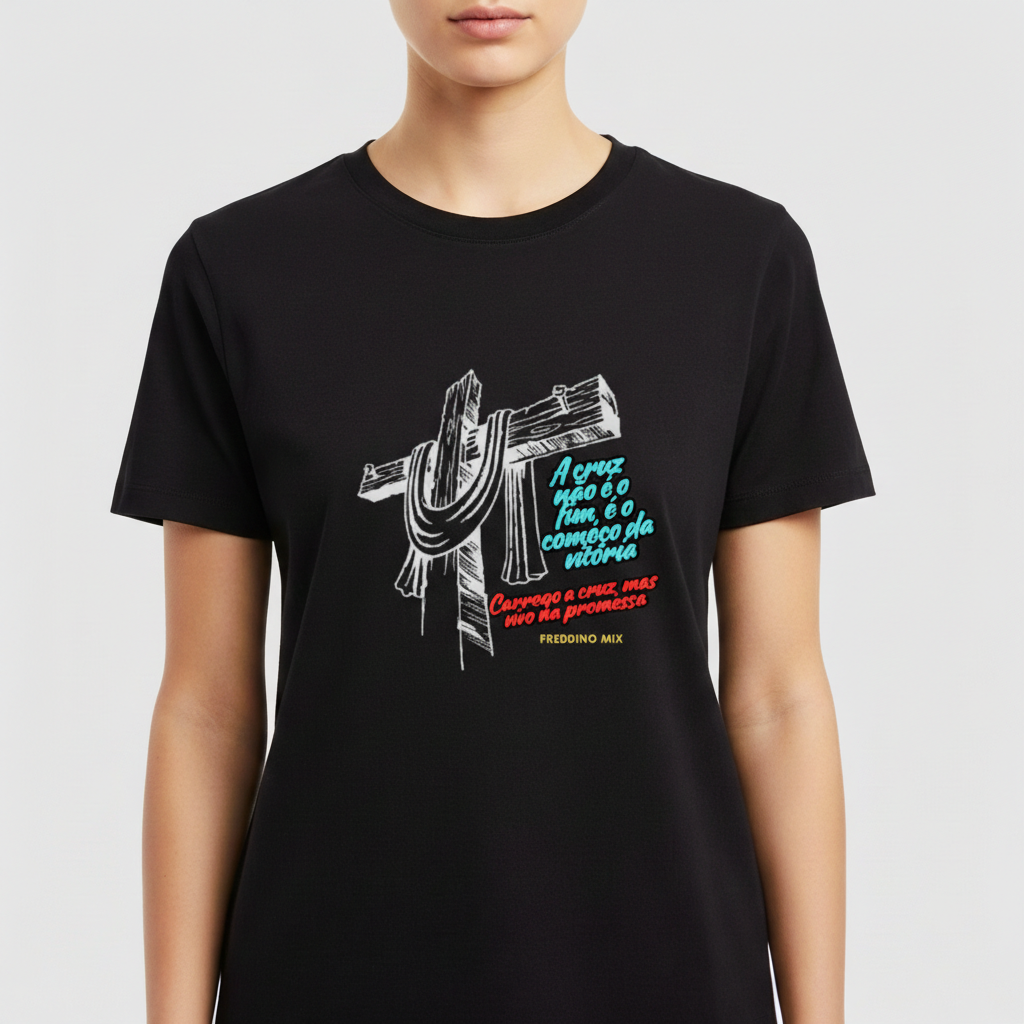 Camiseta com estampa frontal de uma cruz estilizada em traços brancos e texto ao lado em fontes variadas, incluindo uma mensagem inspiradora.