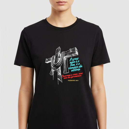 Camiseta com estampa frontal de uma cruz estilizada em traços brancos e texto ao lado em fontes variadas, incluindo uma mensagem inspiradora.