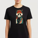 Camiseta com estampa frontal de um gato estilizado em trajes geométricos e óculos, com um fundo abstrato repleto de formas e elementos decorativos.