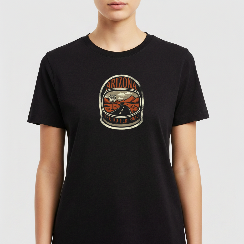 Camiseta com estampa frontal de design retrô "Arizona" junto à Rota 66, montanhas ao fundo, e texto "The Mother Road" compondo estilo viajante clássico.