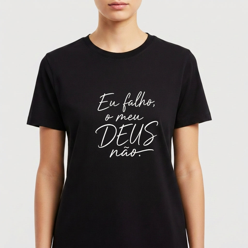 Camiseta com estampa frontal de texto "Eu falho, o meu DEUS não." e estampa traseira com logotipo estilizado, incluindo um emblema de cruz e coroa acima de "Santa Veste".