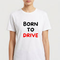 Camiseta com estampa frontal de texto estilizado "BORN TO DRIVE", com as palavras "BORN" e "TO" em fonte preta e "DRIVE" em destaque vermelho.