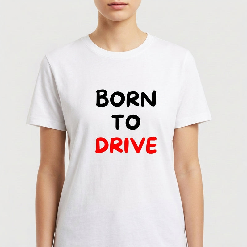 Camiseta com estampa frontal de texto estilizado "BORN TO DRIVE", com as palavras "BORN" e "TO" em fonte preta e "DRIVE" em destaque vermelho.