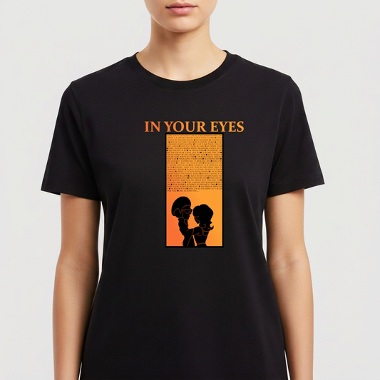 Camiseta com estampa frontal de duas silhuetas perfiladas em preto contrastando sobre fundo alaranjado, sob texto "IN YOUR EYES" em letras grandes.