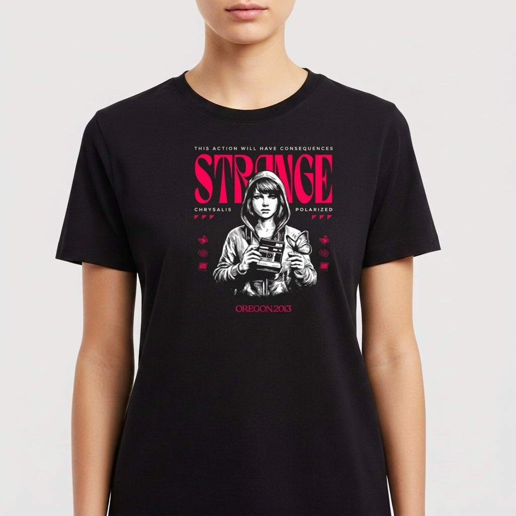 Camiseta com estampa frontal de figura central segurando uma câmera, rodeada por palavras e símbolos, com destaque para "STRANGE" em letras grandes.