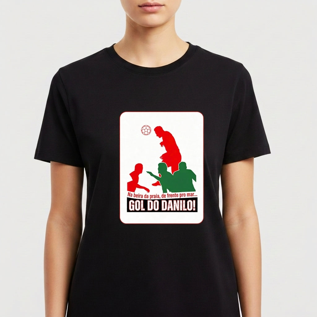 Camiseta com estampa frontal de silhueta de jogador de futebol em ação, bola à frente, cercado por outras figuras e textos em destaque.