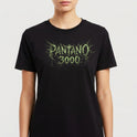 Camiseta com estampa frontal de texto estilizado "PÂNTANO 3000", apresentando um efeito visual de vegetação ou raízes, simulando uma textura orgânica.