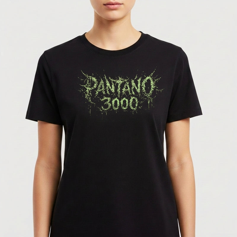 Camiseta com estampa frontal de texto estilizado "PÂNTANO 3000", apresentando um efeito visual de vegetação ou raízes, simulando uma textura orgânica.