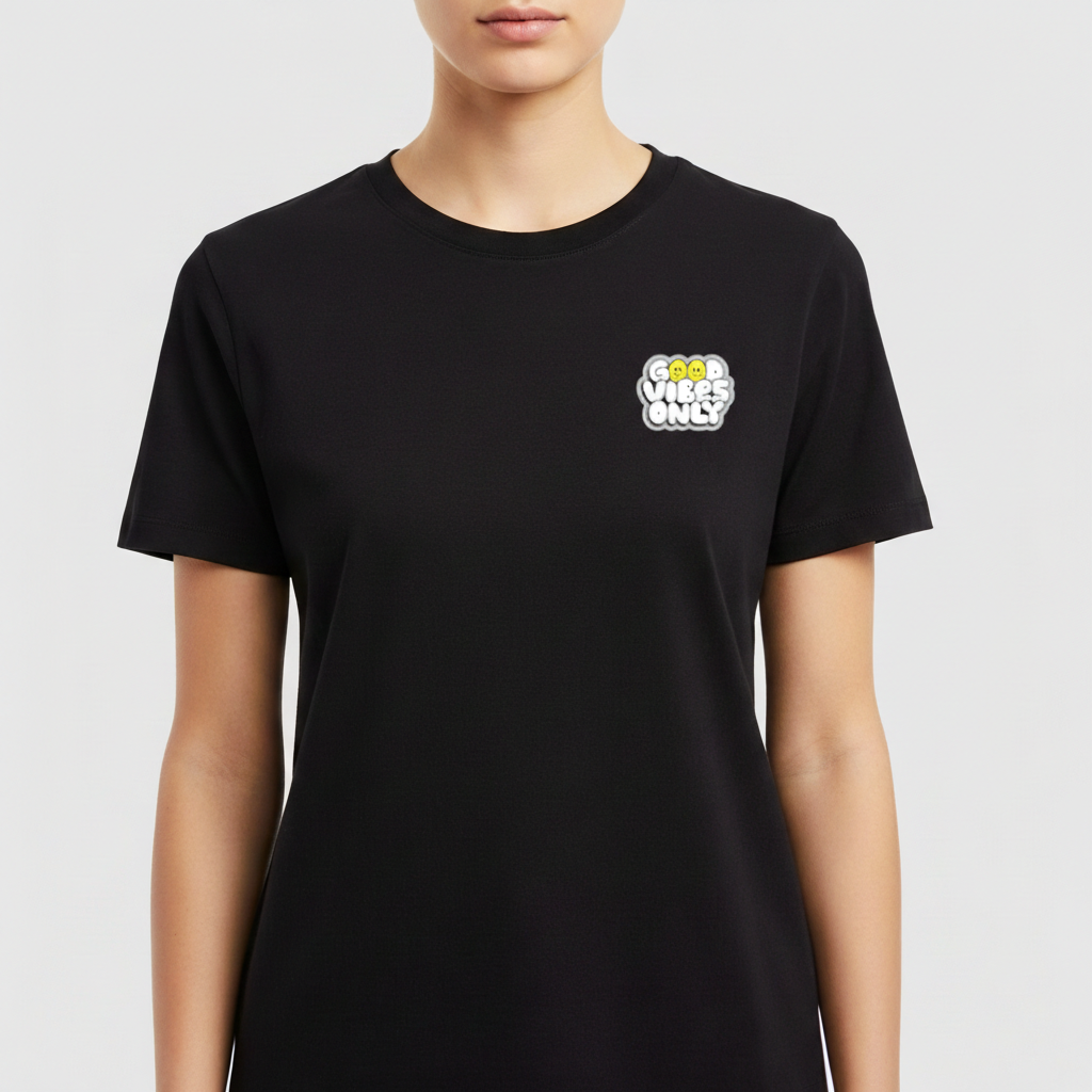 Camiseta com estampa frontal de frase "Good Vibes Only" em estilo tipográfico cheio, com detalhes circulares, destacando-se em camadas sobrepostas.