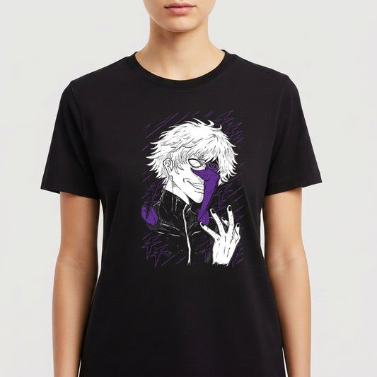 Camiseta com estampa frontal de personagem estilizado com cabelo desalinhado, máscara parcial roxa e expressão enigmática em traços dinâmicos.