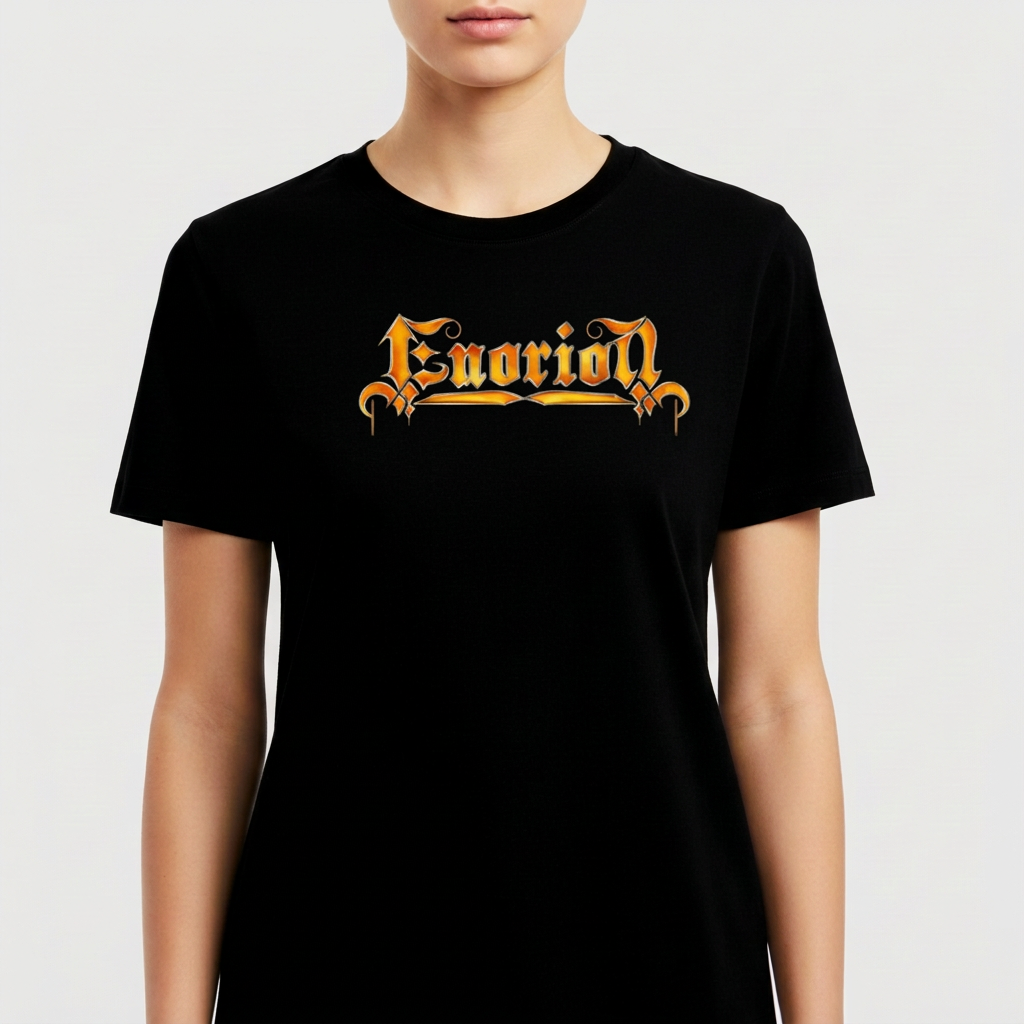 Camiseta com estampa frontal de texto em estilo gótico ornamental, com letras intricadas e detalhadas que formam uma palavra centralizada na peça.